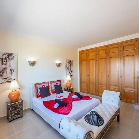 Vila Holiday Home In Guia With Heated Pool Albufeira