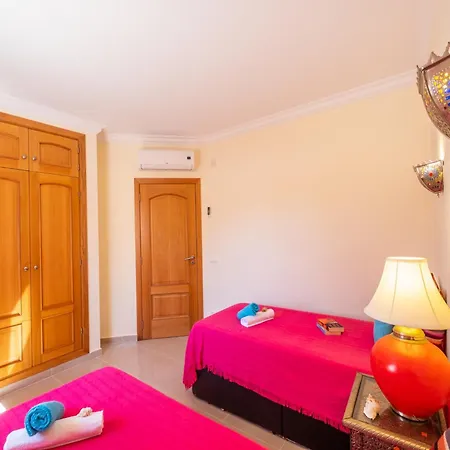 Vila Holiday Home In Guia With Heated Pool