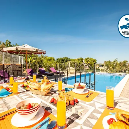 Vila Holiday Home In Guia With Heated Pool