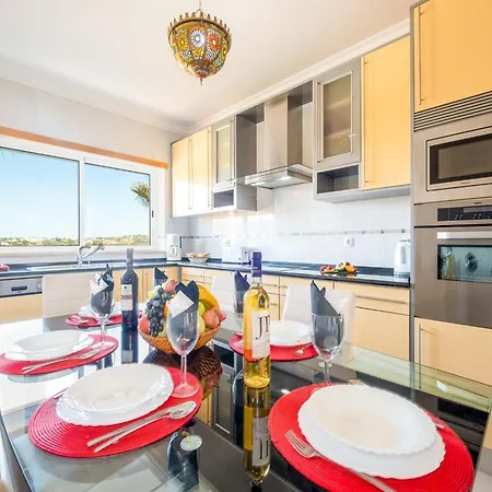 Vila Holiday Home In Guia With Heated Pool *