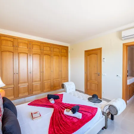 Holiday Home In Guia With Heated Pool Vila